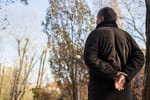Ce que signifie marcher les mains derrière le dos selon la psychologie