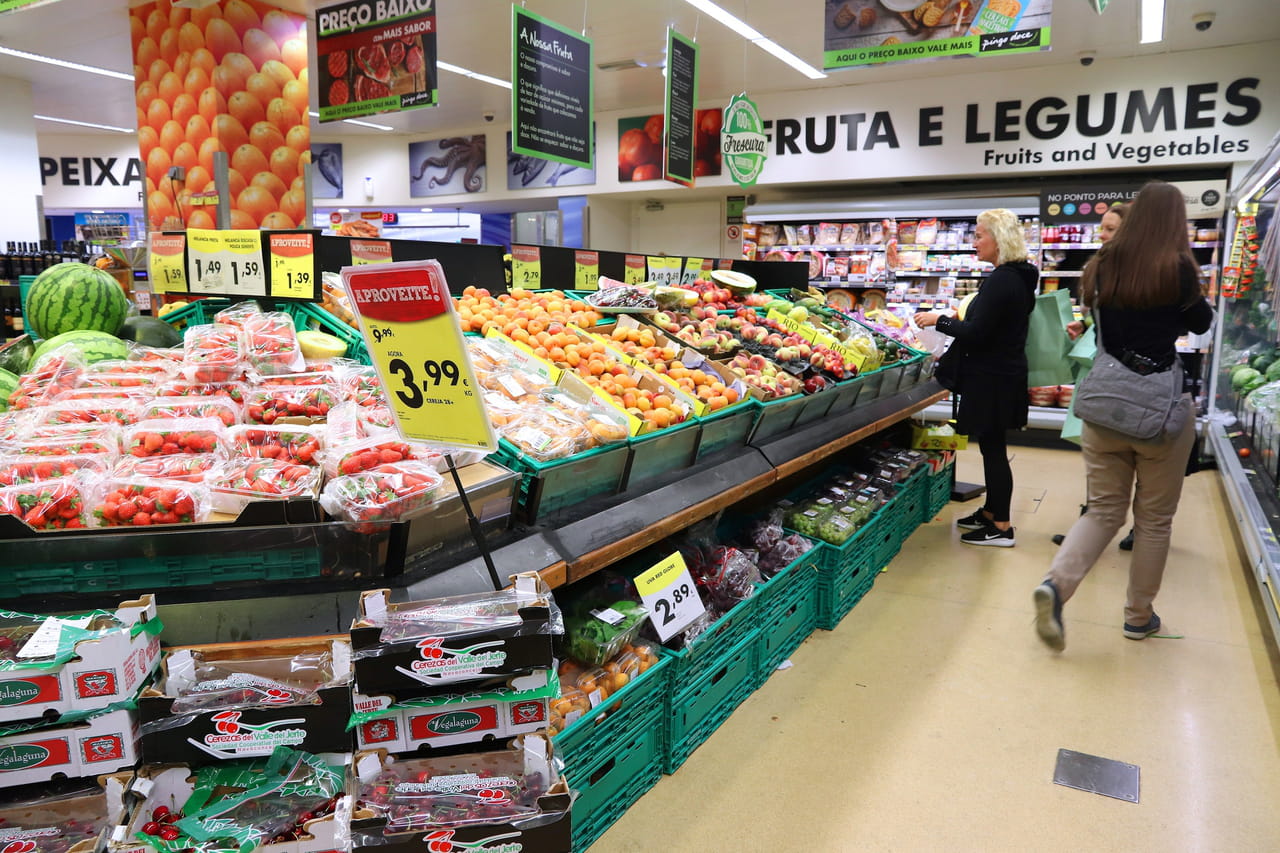 "Un caddie rempli pour 40 euros" : un nouveau supermarché vend à bas prix des produits refusés par les grandes chaînes
