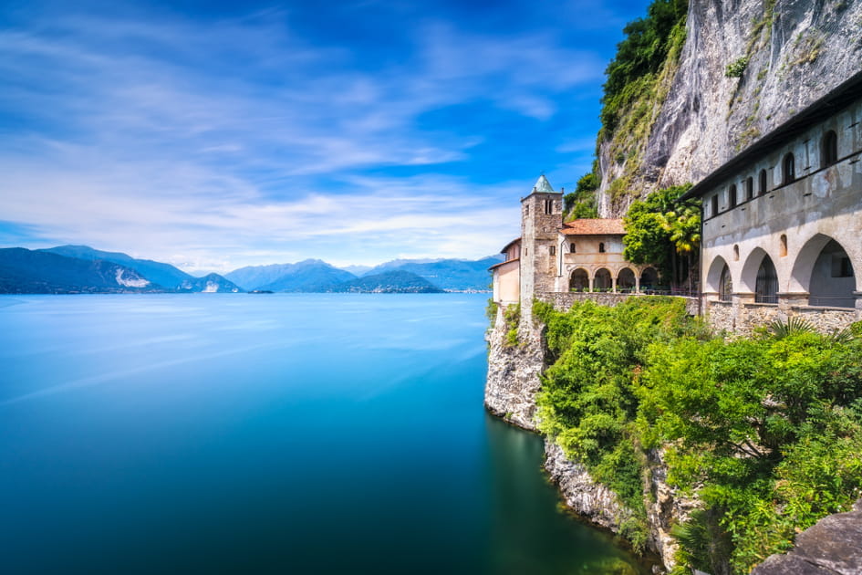 Le monast&egrave;re Santa Caterina del Sasso au bord des grands lacs d'Italie