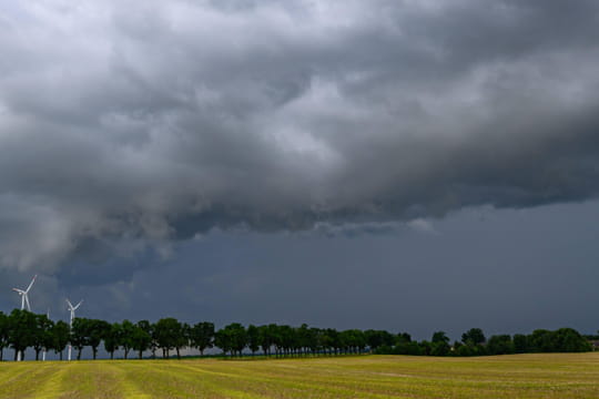 Orages en France&nbsp;: les averses persistent ce vendredi, 35&nbsp;d&eacute;partements en alerte