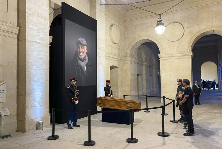 Le public se recueille devant le cercueil de Jean-Paul Belmondo