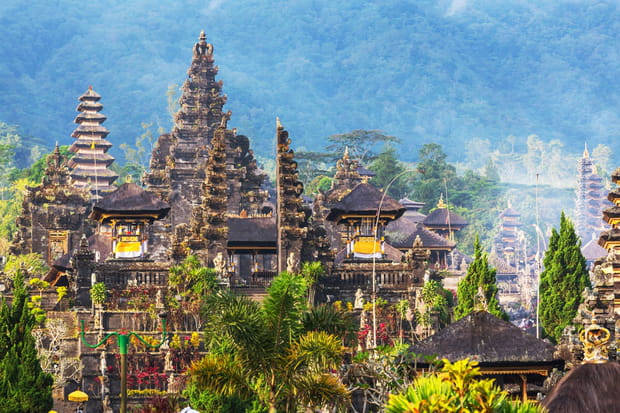 Le temple de Besakih au pied du mont Agung
