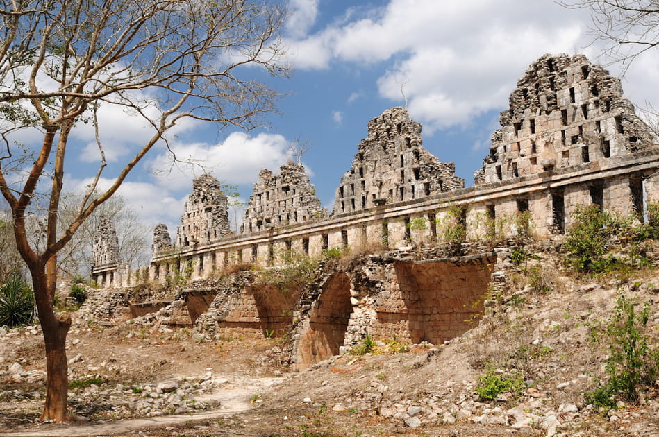 Colonnade et pyramide