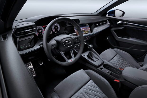 Un tableau de bord bardé d'écrans pour la nouvelle A3