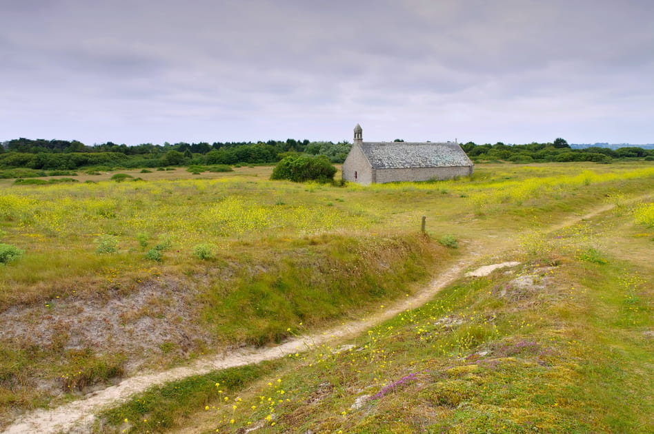 La chapelle Saint-Gu&eacute;vroc dans les dunes de Keramma