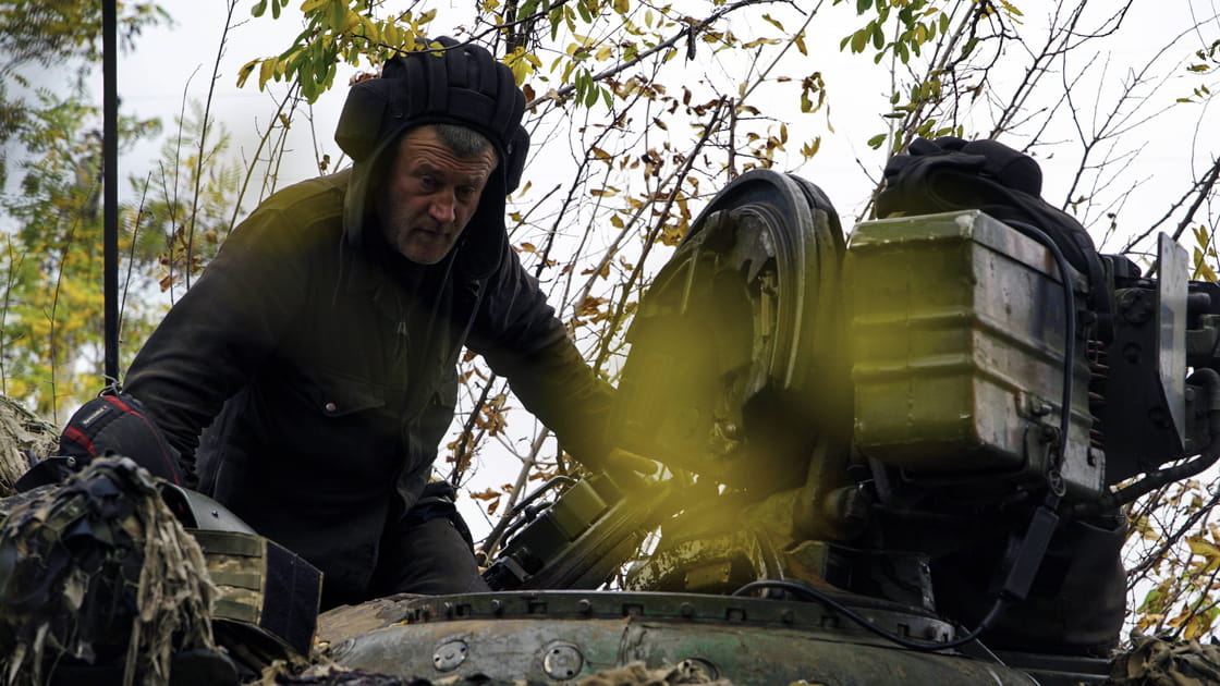 Un soldat ukrainien dans un tank russe