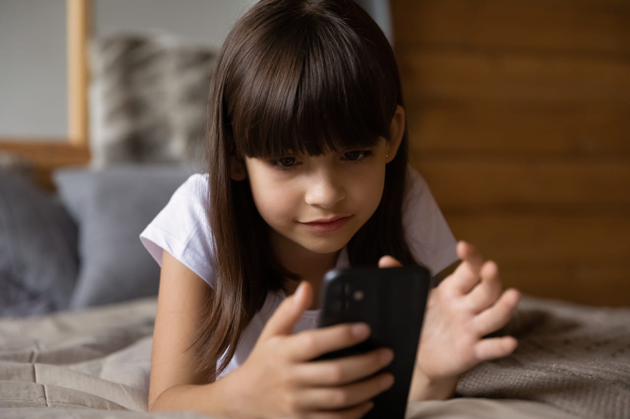Un élève de 6e sur cinq ne connait pas les menaces auxquelles il est exposé sur son smartphone, l'Education au coeur du Cybermois