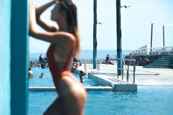 Des photos sensuelles et vintage au bord de la piscine