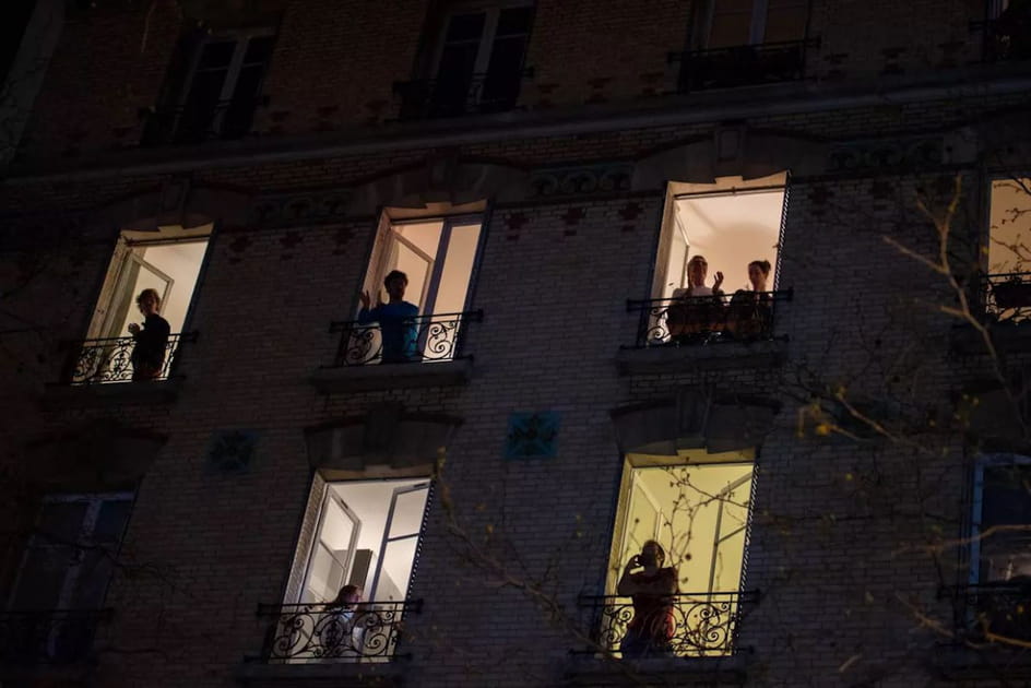 Applaudissements-hommage au personnel hospitalier