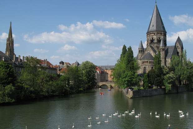 Metz, ville d'eau aux promenades agréables le long des berges