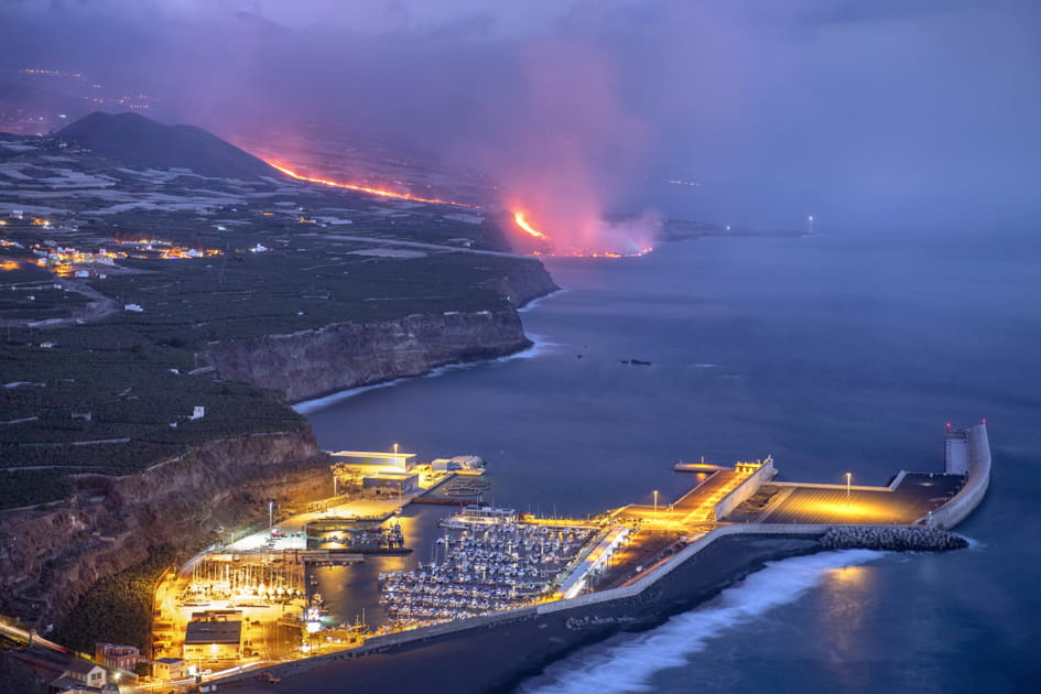 La lave entre dans la mer
