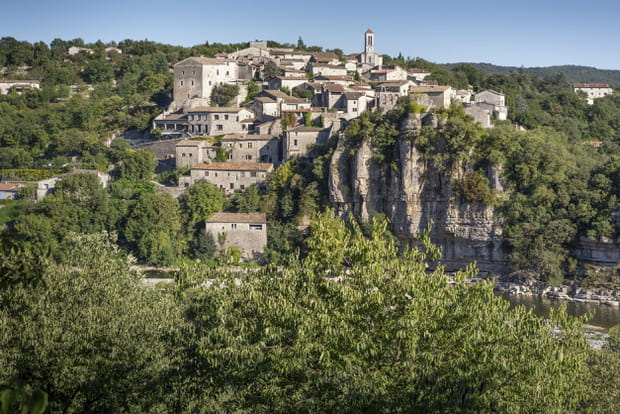 Balazuc, construit à flanc de falaise
