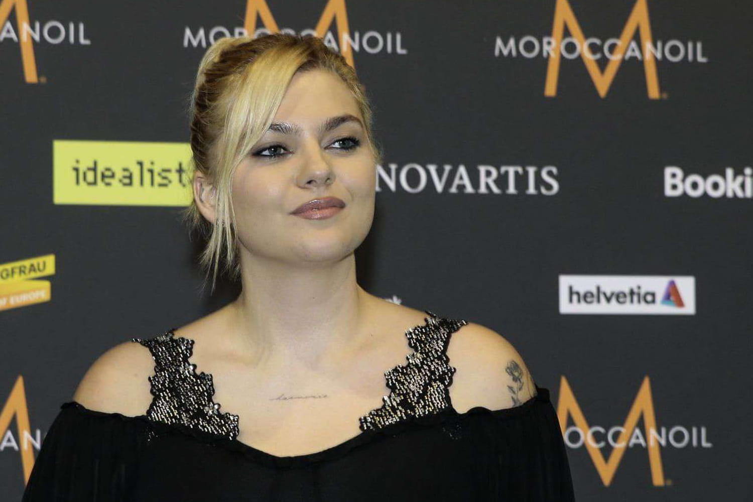 "Si je suis honnête à 100 %..." Louane a livré le fond de sa pensée sur sa chanson "maman" et ses chances à l'Eurovision