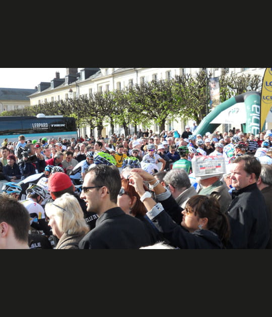 Le d&eacute;part de Paris-Roubaix &agrave;... Compi&egrave;gne