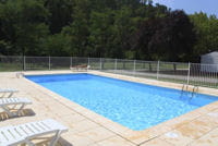 la barrière est l'un des dispositifs de sécurité exigé pour les piscines.