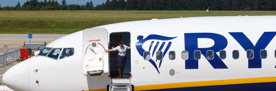 Ryanair recrute des h&ocirc;tesses de l'air&nbsp;: le salaire est connu et voici les avantages et conditions