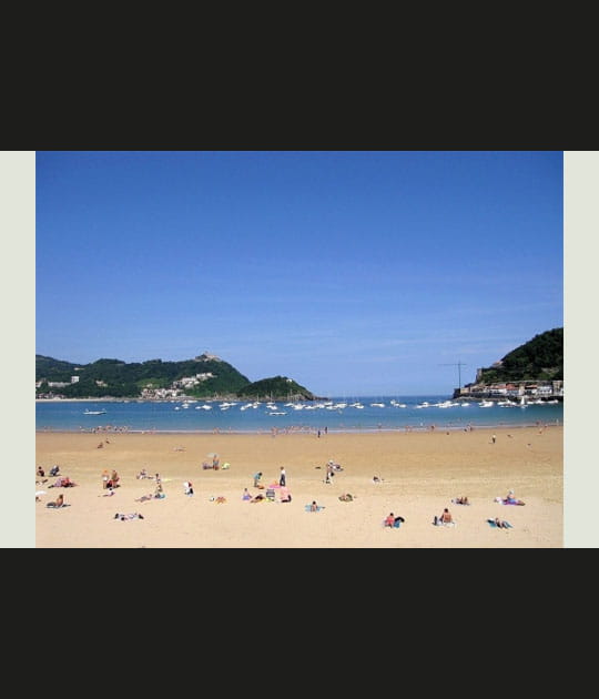 Plage face aux deux monts