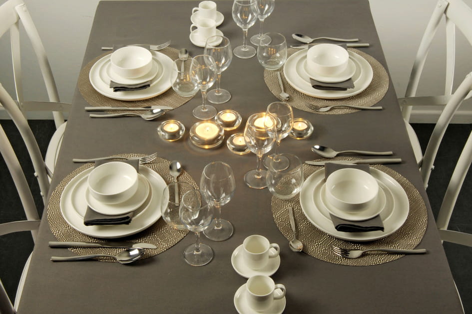 Une table de f&ecirc;te grise