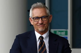 La BBC r&eacute;int&egrave;gre son pr&eacute;sentateur star Gary Lineker apr&egrave;s le toll&eacute; provoqu&eacute; par sa suspension