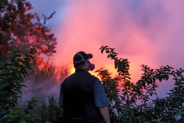 Les locaux s'approchent du volcan