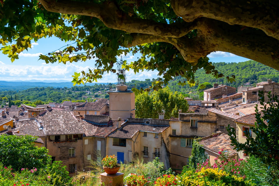 Cotignac, village de charme install&eacute; au pied d'une falaise de tuf