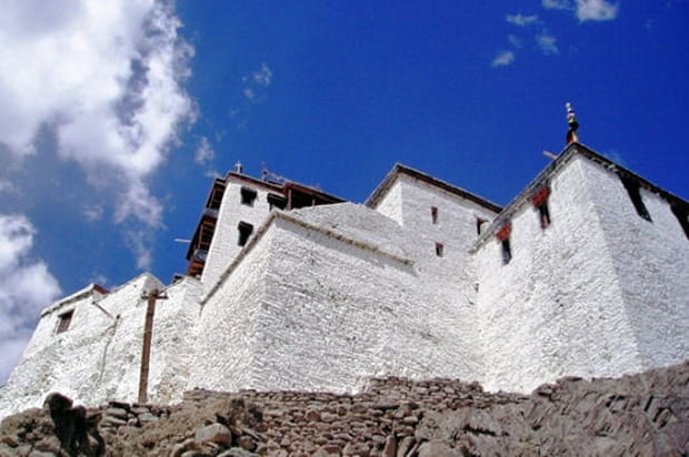Les murs blancs du monastère