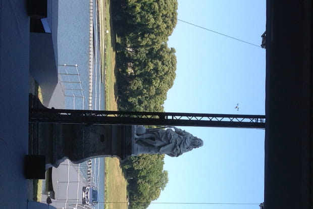 Une arrivée en grande pompe