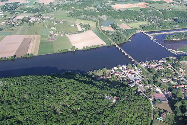 Mauzac et Grand Castang : plan d'eau et barrage sur la Dordogne