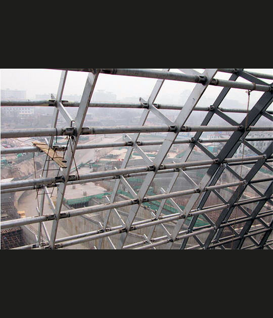 A travers l'armature de la coque