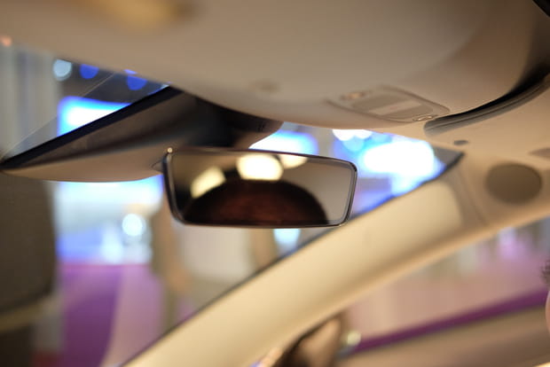 Un rétroviseur central en verre