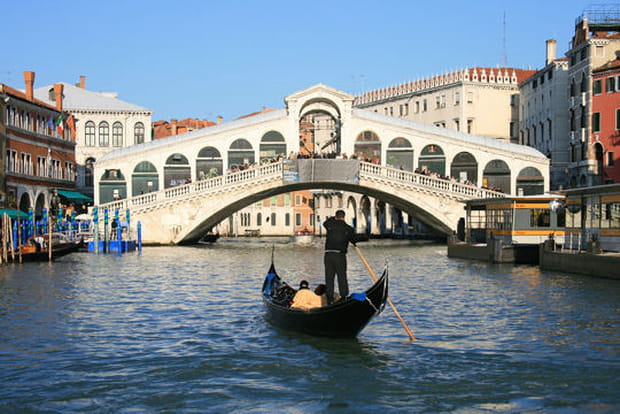 Le célèbre pont du Rialto à Venise