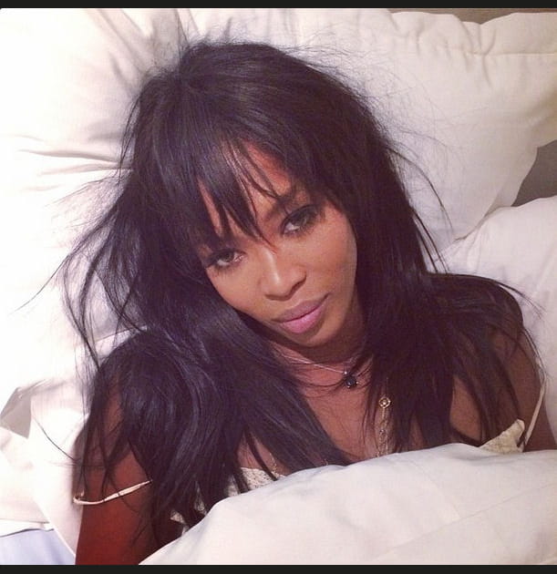 Naomi Campbell s'exhibe au r&eacute;veil pour la bonne cause
