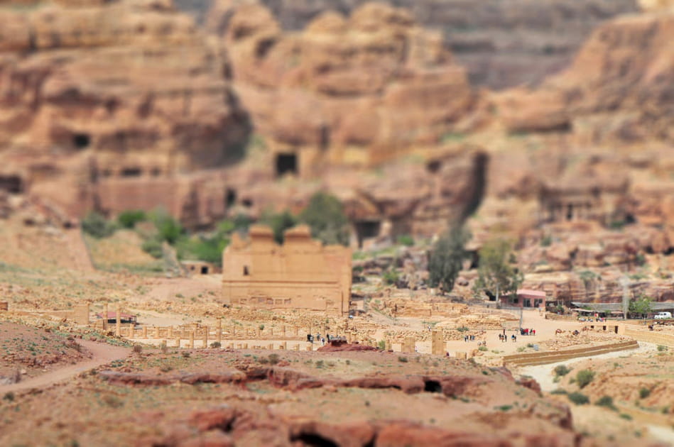 Petra, telle une cit&eacute; miniature du d&eacute;sert
