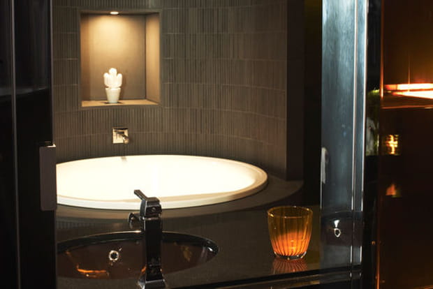 Une salle de bain lounge
