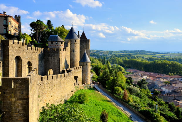 La cité de Carcassonne, dominant de son éperon rocheux l'Aude et les vignobles alentour