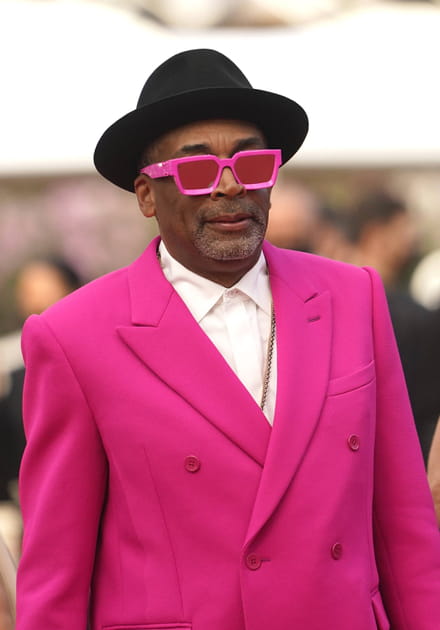 Spike Lee dans son costume fuchsia