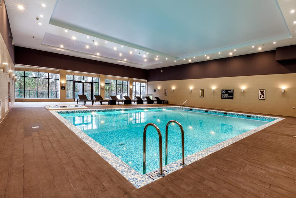 Une spacieuse piscine int&eacute;rieure