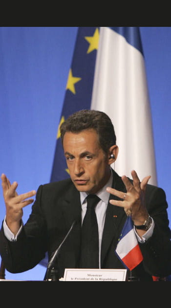 Sarkozy : il se&nbsp;prend pour un&nbsp;h&eacute;ros face &agrave;&nbsp;la&nbsp;crise financi&egrave;re mondiale