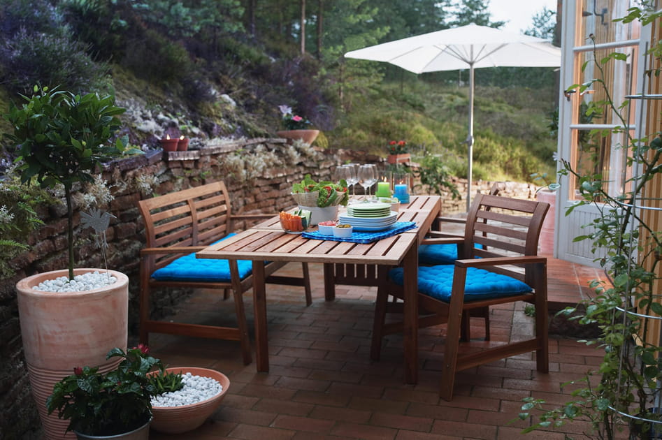 Du mobilier de jardin en bois fonc&eacute;