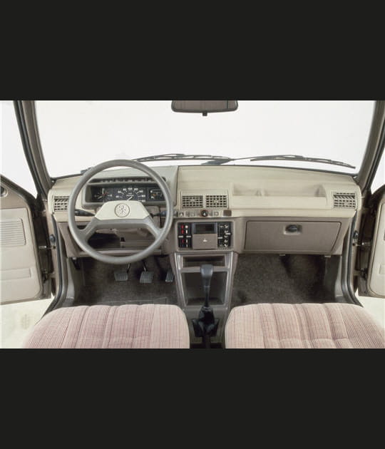 La Peugeot 205&nbsp;re&ccedil;oit une nouvelle pr&eacute;sentation de l'habitacle
