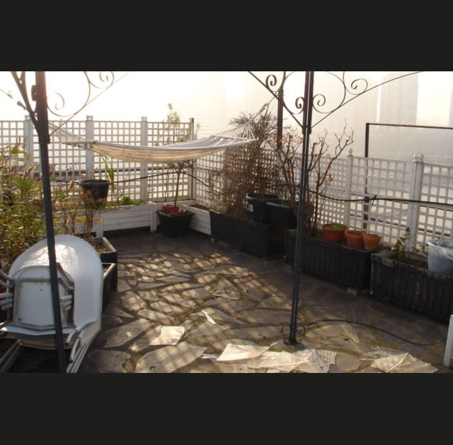 Avant&nbsp;: une terrasse encombr&eacute;e