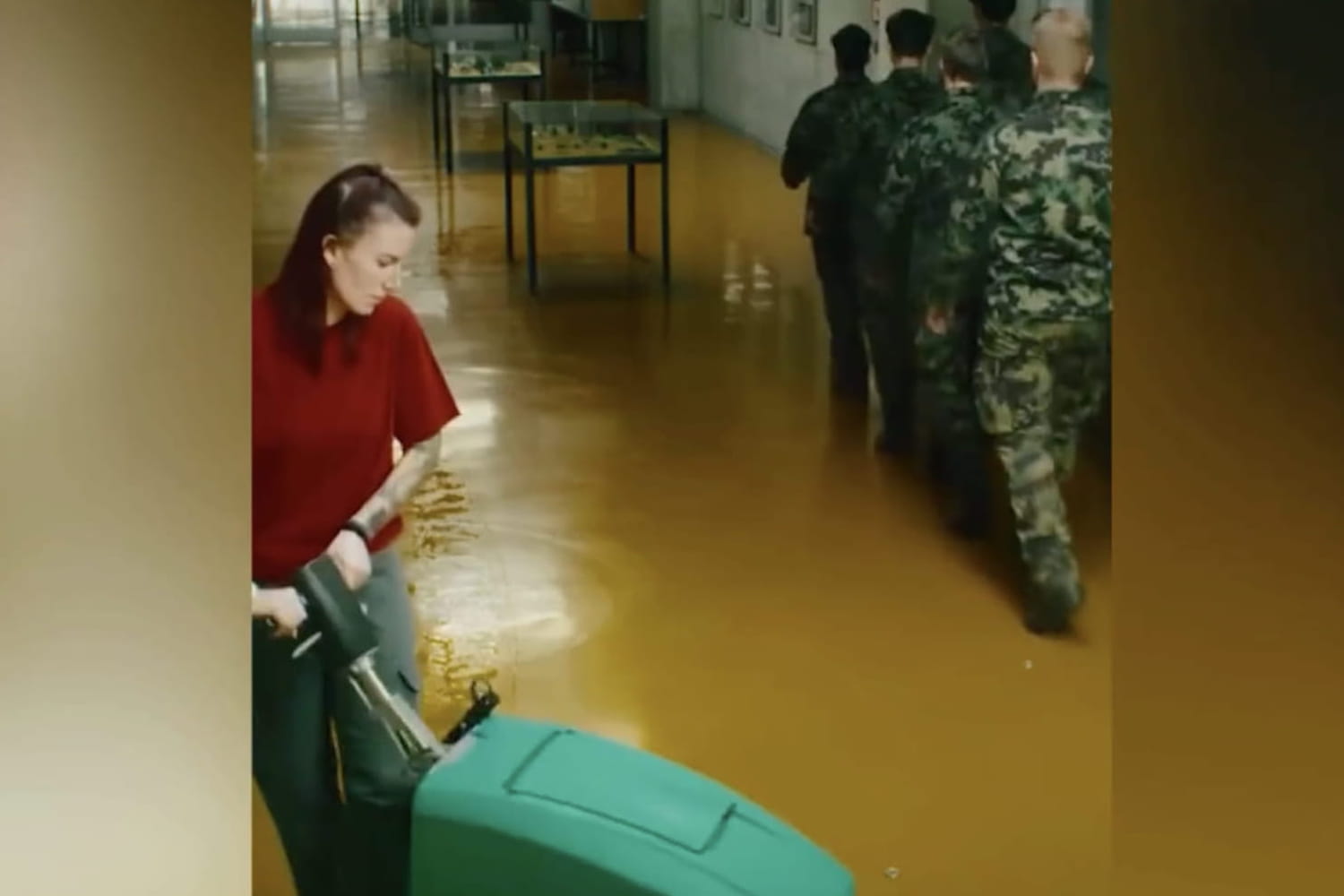 Pour recruter des femmes dans l'armée, la vidéo de promotion montre... qu'elles font le ménage