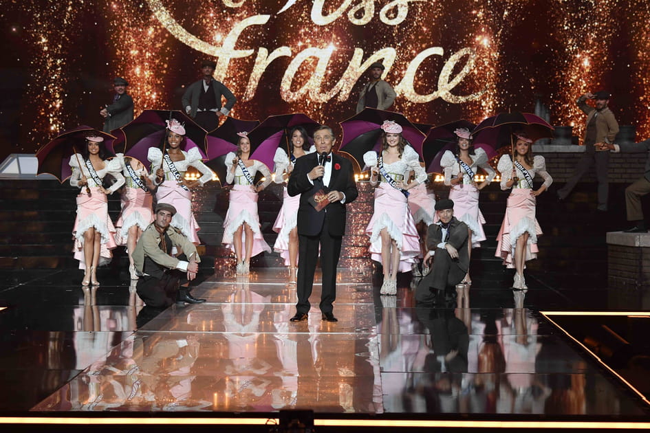 Les Miss entourent Jean-Pierre Foucault