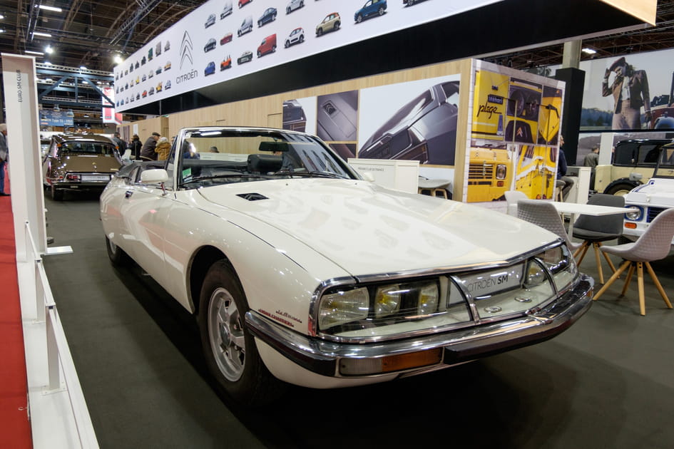 Une SM Cabriolet sur le stand des collectionneurs