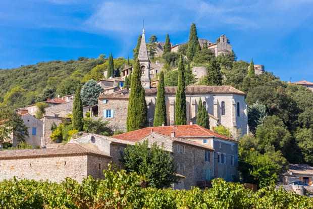La Roque-sur-Cèze, petit village médiéval bâti sur un éperon rocheux