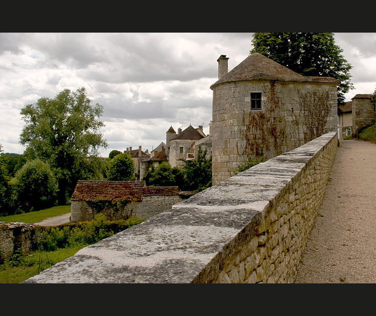 Une fl&acirc;nerie &agrave; Noyers