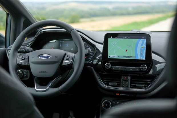 La planche de bord est identique à celle d'une Ford Fiesta