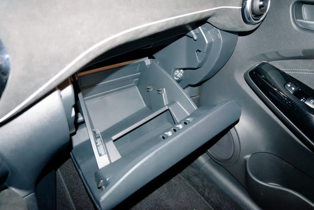 Une boîte à gants profonde