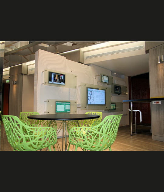 L'espace information &eacute;conomique du&nbsp;concept&nbsp;store de BNP Paribas