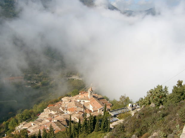 Sainte-Agnès sur son éperon